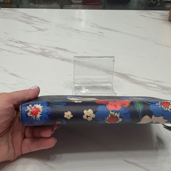 Tory Burch Navy Floral Zip-Around Wallet with Gold Logo - Picture 7 of 10